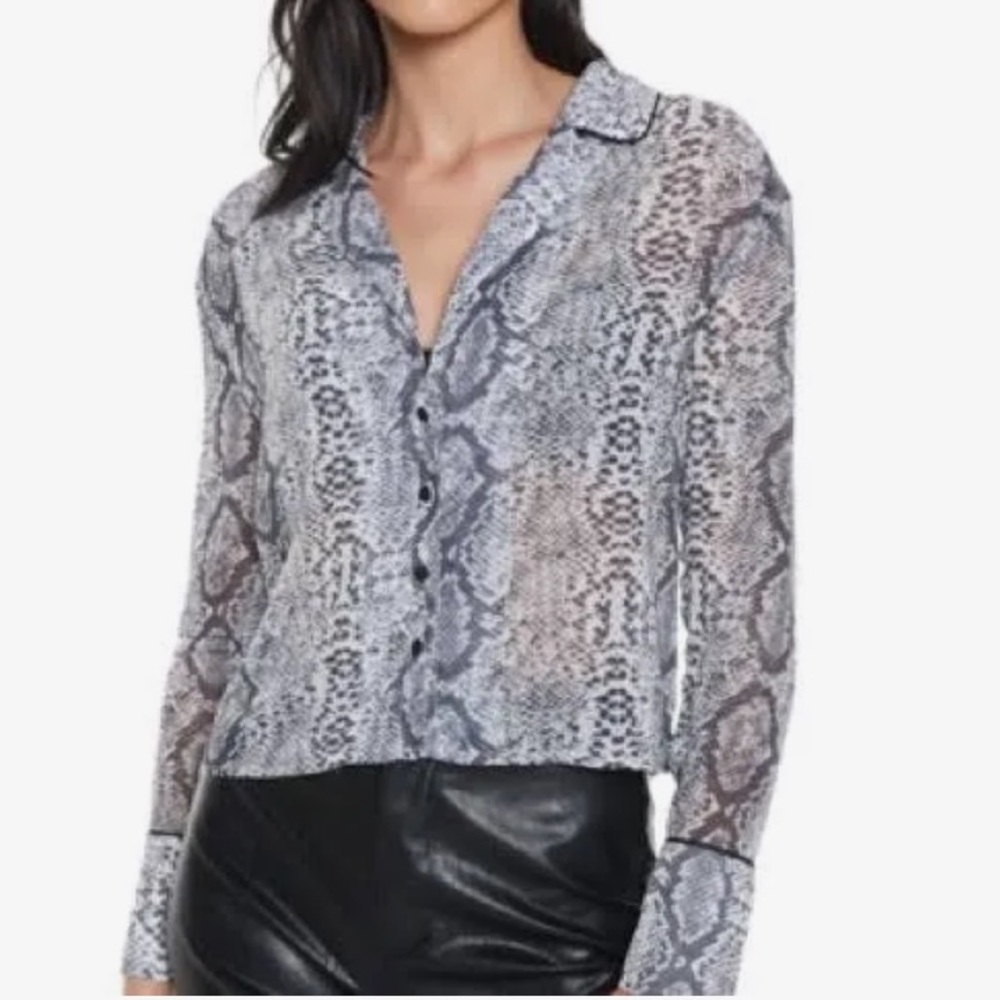 Gorgeous Steele button down top